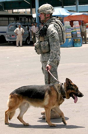 Un soldado de EEUU hace guardia en Bagdad. (Foto: EFE)
