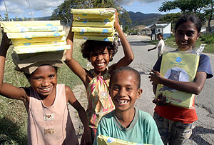 Nios timorenses demuestran su alegra tras recibir libros distribuidos por una ONG. (Foto: EFE)