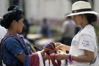 Una joven compra artesanía a una indígena maya. (Foto: J. L. Cuesta)