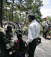 Los estudiantes de la Ruta Quetzal 2006, en camino al Santuario de Pascual Abaj, en Guatemala. (Foto: J. L. Cuesta)