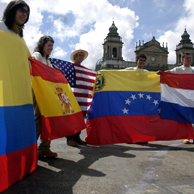 Varios de los participantes de la Ruta Quetzal 2006 enarbolan sus banderas. (Foto: J. L. Cuesta)
