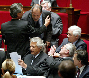 El socialista Jean-Christophe Cambadelis grita a Dominique de Villepin. (Foto: EFE)