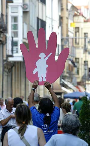 Un miembro de Amnista se pasea por Palencia con una pancarta durante el encuentro. (Foto: AFP)