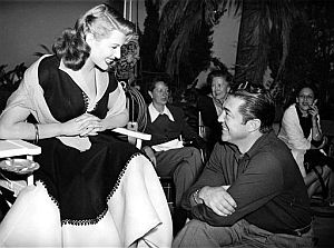 Rita Hayworth charla con Vincent Sherman, en una imagen de 1952, durante el rodaje de 'Una Dama de Trinindad'. (Foto: AP)