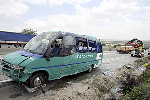 El minibus accidentado en A-4. (Foto: CHEMA TEJADA)