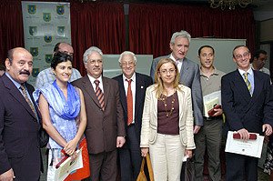 Algunos de los premiados, con el Padre ngel (en el centro, con corbata roja). (Foto: EFE)