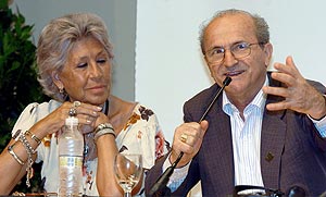 Demetrio Valentini, obispo de Jales en Sao Paulo, junto a la actriz Pilar Bardem, durante su intervencin en el Foro. (Foto: EFE)
