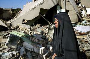Ua mujer, junto a una casa devastada en Baquba tras un ataque. (Foto: AFP)
