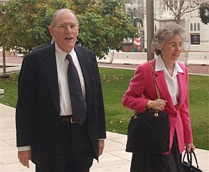 Pierce Marshall y su esposa, Elaine, en 2002, a su llegada al juzgado. (Foto: AP)