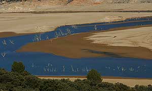 Imagen del pantano de Sacedón, en la cabecera del Tajo. (Foto: AFP)