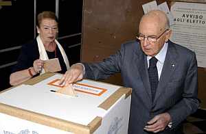El presidente italiano Giorgio Napolitano y su mujer Clio depositan su voto en un colegio de Roma. (Foto: EFE)