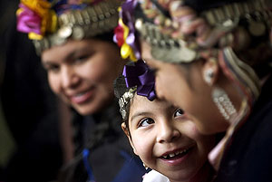 Una nia mapuche sonre junto a otras mujeres en Chile. (Foto: EFE)