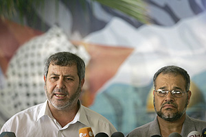 Khaled Batsh y Khadir Habib, lderes de la Yihad Islmica, en la rueda de prensa en Gaza en la que anunciaron el acuerdo. (Foto: AFP)
