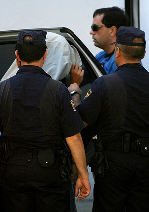 Uno de los detenidos, ayer, en la operación anticorrupción. (Foto: AFP)