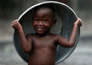 La ayuda dar prioridad a frica. En la imagen, un nio africano se cubre de la lluvia. (REUTERS)