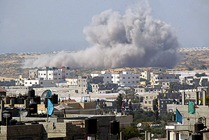 Columna de humo despus de un ataque de un F-16 israel en el sur de Gaza. (Foto: AFP)