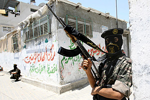 Milicianos palestinos esperan armados la posible llegada de los israeles en Gaza. (Foto: AFP)