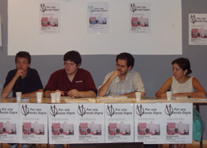 Varios miembros de la 'Asamblea por una vivienda digna'. (Foto: elmundo.es.)