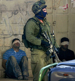 Soldados israeles detienen a palestinos en la ciudad cisjordana de Ramala. (Foto: AP)