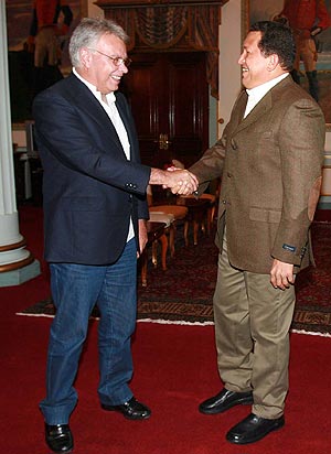 Felipe Gonzlez y Hugo Chvez, en el Palacio de Miraflores de Caracas. (Foto: AFP)