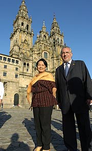 La presidenta de Filipinas con el cnsul de Filipinas en Espaa en Santiago. (Foto: EFE)