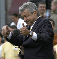 López Obrador en la explanada del Zócalo de DF durante su último mensaje de cierre de campaña. (Foto: EFE)