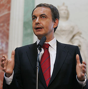 El presidente del Gobierno, José Luis Rodríguez Zapatero, durante el anuncio oficial. (Foto: EFE)