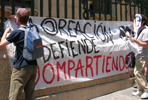 Miembros de Rompamos el Silencio cuelgan una pancarta en la SGAE. (Foto: RES)