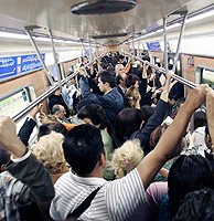 Vagn de metro lleno de pasajeros. (Foto: Javi Martnez)
