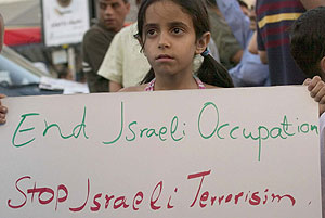 Una nia palestina con una pancarta en una manifestacin. (Foto: EFE)