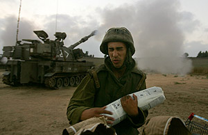 Un militar israel reacciona al estruendo de una explosin en la Franja de Gaza. (Foto: AP)