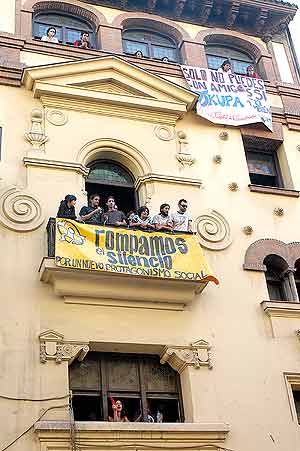 Los 'okupas' colocaron carteles en la fachada del viejo cine. (Foto: EFE)