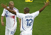 Zidane, felicitado por Henry.(AP)