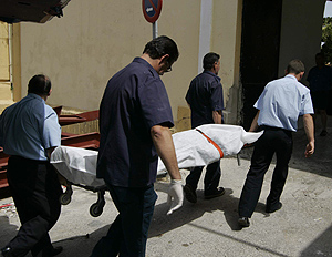 Traslado del cuerpo de uno de los inmigrantes fallecidos. (Foto: EFE)