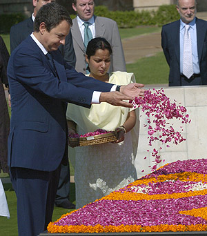 Zapatero hace una ofrenda floral ante el mausoleo de Gandhi. (Foto: EFE)