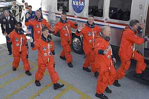 Los astronautas saludan al pblico antes de entrar en la nave. (Foto: AFP)