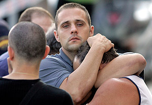 Un hombre consuela a una de las vctimas. (Foto: AP)