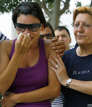 Familiares de los fallecidos llegan al Tanatorio Municipal. (Foto: REUTERS)