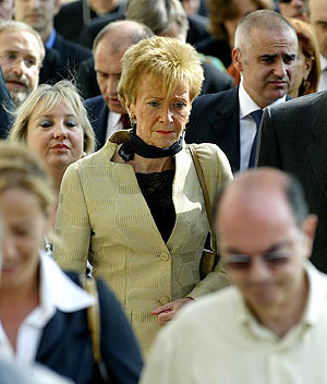 La vicepresidenta, en la morgue. (Foto: AFP)