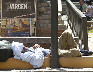 Un mendigo en la plaza de la Luna. (Foto: Carlos Miralles)