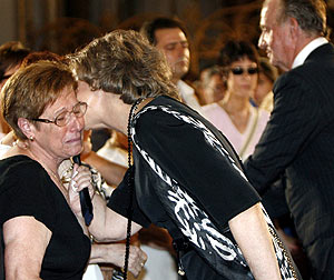 La Reina consuela a un familiar en presencia de Don Juan Carlos. (Foto: REUTERS)