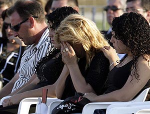 Algunos de los familiares lloran en el funeral. (Foto: EFE)