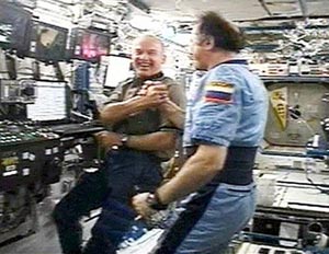 El estadounidense Jeff Williams (izq) y el comandante de la ISS), el ruso Pavel Vinogradov, celebran el xito de la misin. (Foto: EFE)