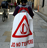 Una joven porta una pancarta mostrando su disconformidad a la visita del Papa. (Foto: EFE)