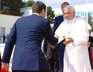 Zapatero saluda a Benedicto XVI. (EFE) MS FOTOS