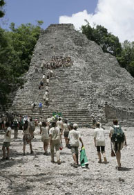 Los expedicionarios suben a la pirámide más alta del Yucatán, en Cobá. (Foto: J. L. Cuesta)