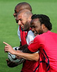 Zidane, Wiltord y Chimbonda bromean en un entrenamiento. (Foto: AP)