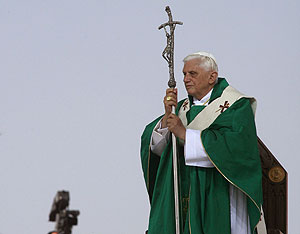Benedicto XVI, durante la misa. (Foto: REUTERS)