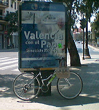 Mi bici junto a un cartel alusivo a la visita del Papa. (Foto: I.R.)