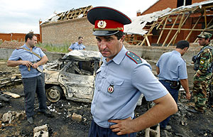 Un polica, junto al coche de Shamil Basyev. (Foto: AFP)